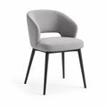 Chaise rembourrée en tissu gris clair avec dossier enveloppant et pieds en métal noir, 58 × 57 × 77 cm