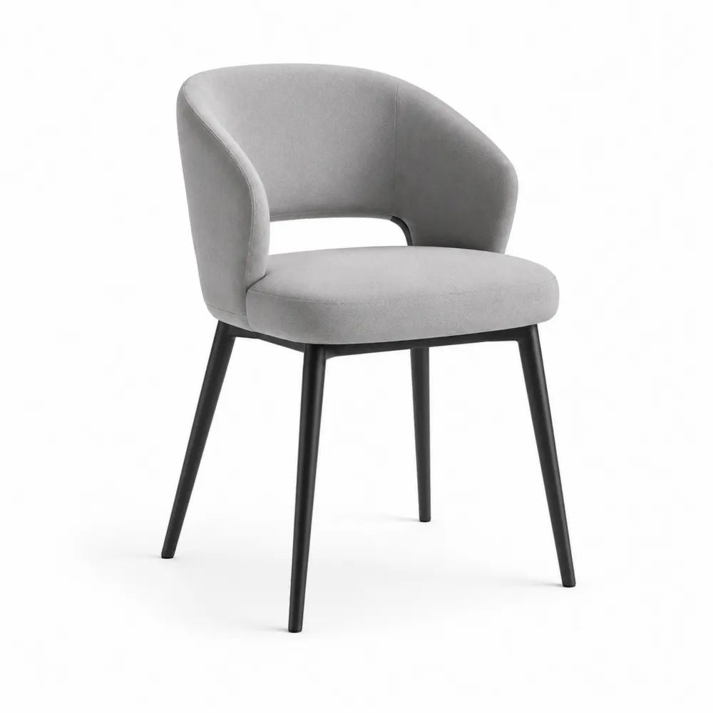 Chaise rembourrée en tissu gris clair avec dossier enveloppant et pieds en métal noir, 58 × 57 × 77 cm